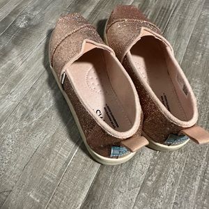 Tom’s girls pink glitter shoes